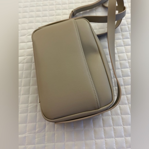 MON15. Metro Crossbody Bag.The Metro Bag securely carries your daily essentials - Picture 2 of 8